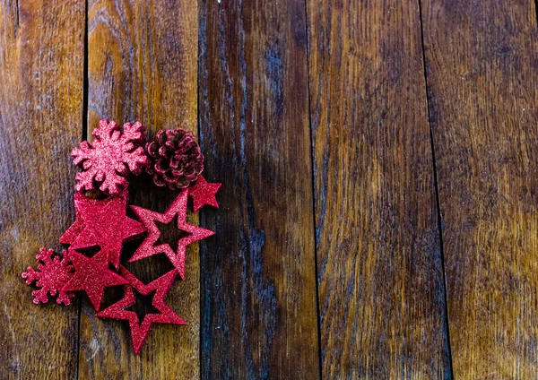 Kleurrijke, glanzende kerstversieringen op houten boa — Stockfoto