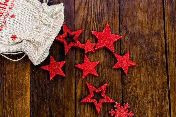 Kerst jute zak met glitter en glanzende kerst decoratie — Stockfoto