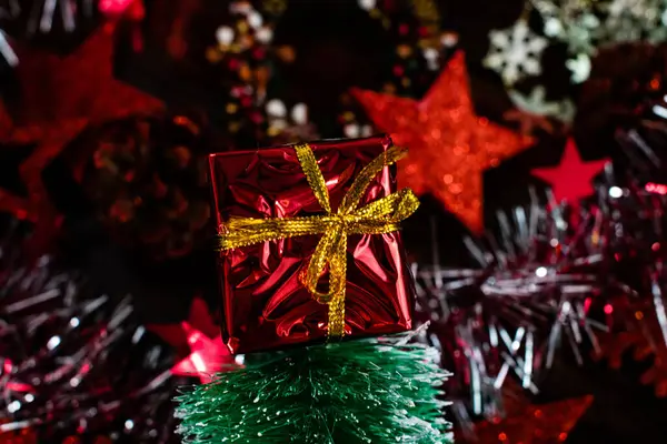 Pequeña caja de regalo. Decoraciones navideñas contra fondo borroso —  Fotos de Stock