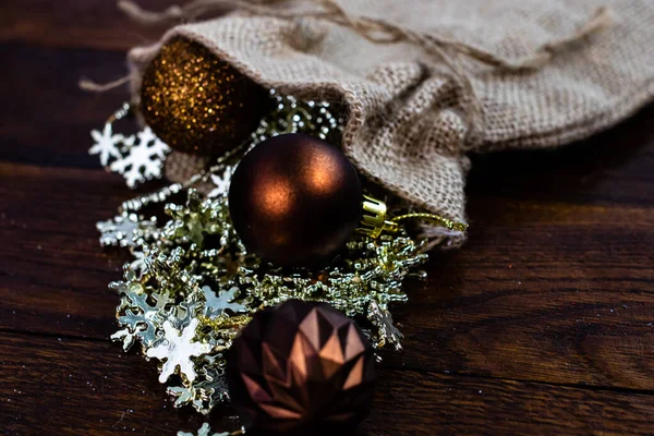 Sac de Noël en toile de jute avec des décorations de Noël scintillantes et brillantes — Photo