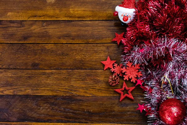 Decorações de Natal coloridas, brilhantes e brilhantes em boa de madeira — Fotografia de Stock