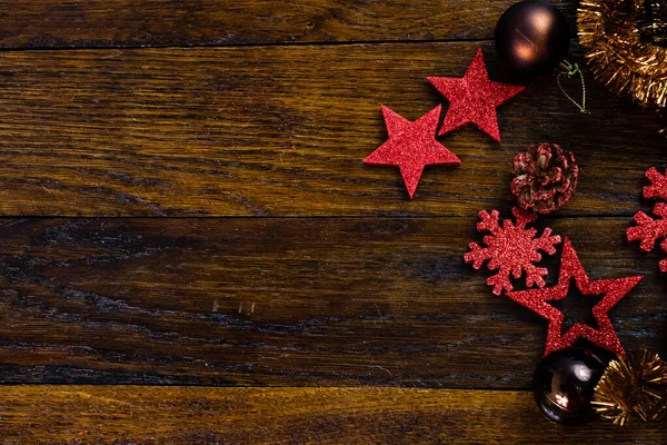 Decorações de Natal coloridas, brilhantes e brilhantes em boa de madeira — Fotografia de Stock