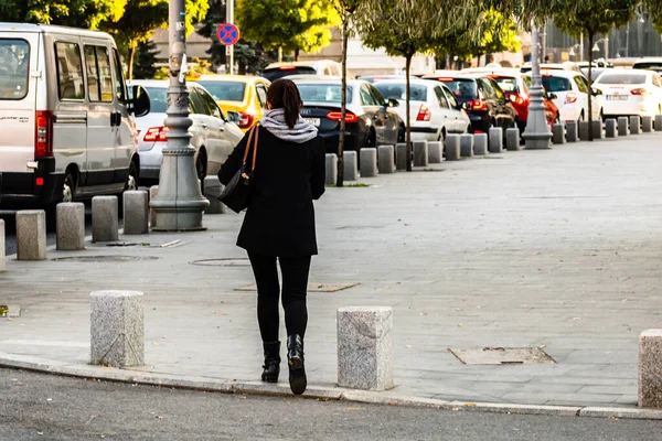 Kobieta korzystająca z telefonu podczas spaceru w centrum Bukaresztu, Rumunia, — Zdjęcie stockowe