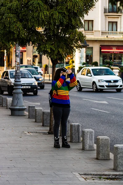 Tourist beim Fotografieren der Innenstadt von Bukarest, Rumänien, 2 — Stockfoto