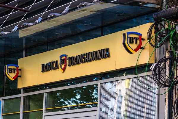 Banca Transilvania (Bt) şubesinin logosu. Bankadakiler arasında...