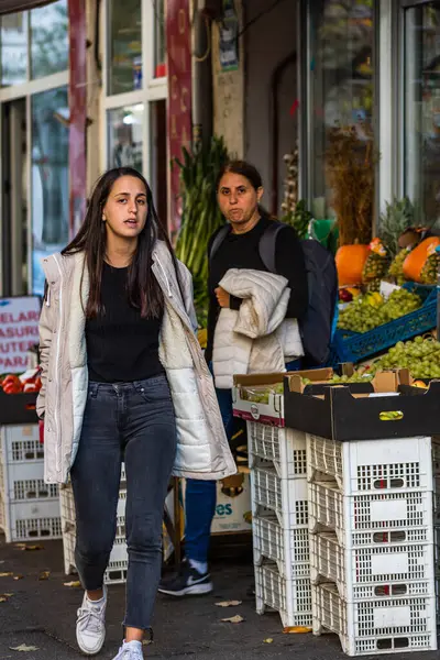 Donna che esce da un bazar locale di street food, mercato di vecchi rimorchi — Foto Stock