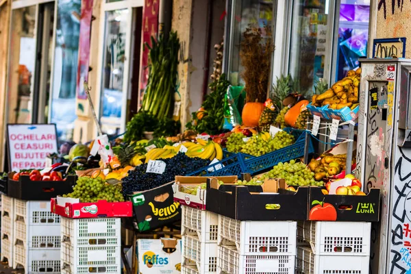 Su strada bazar cibo locale, mercato nel centro storico di Bucarest, Ro — Foto Stock