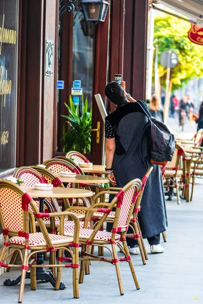 Turista csinál egy szelfi fotó a járdán Victoriei Way ( — Stock Fotó