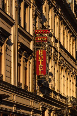 Romani, Bükreş 'teki Zafer Bulvarı' nda Hotel Capsa tabelası