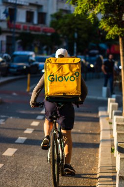Glovo teslimatçısı Bucha 'da bisiklete biniyor.