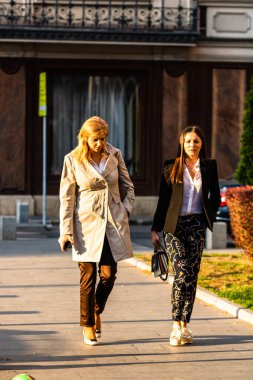 Victoriei Yolu kaldırımında yürüyen turistler (Calea Victori