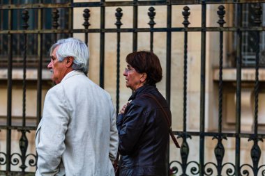 Victoriei Yolu kaldırımında yürüyen turistler (Calea Victori