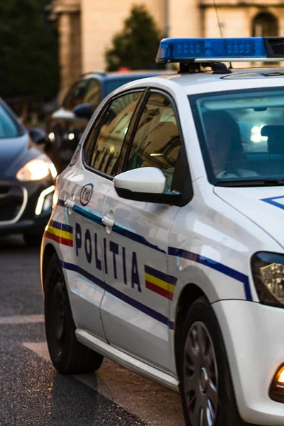 Поліцейська машина в дорозі в годину пік в Бухаресті, Румунія, 20 — стокове фото