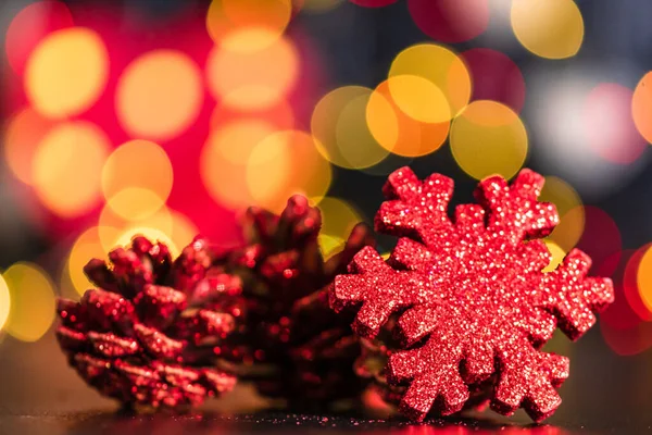 Decorazioni natalizie e ornamenti. Composizione natalizia su blu — Foto Stock