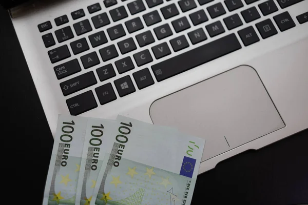 Vedere de top a banilor pe tastatură. Bani euro pe tastatură . — Fotografie, imagine de stoc