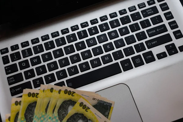 Vedere de top a banilor pe tastatură. Bani LEI pe tastatură . — Fotografie, imagine de stoc