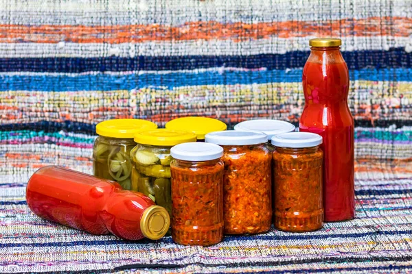 Botol Kaca Dengan Acar Paprika Merah Dan Acar Mentimun Acar — Stok Foto