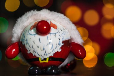 Noel süsü ve süsleri. Bulanık ışık arkaplanındaki Noel kompozisyonu