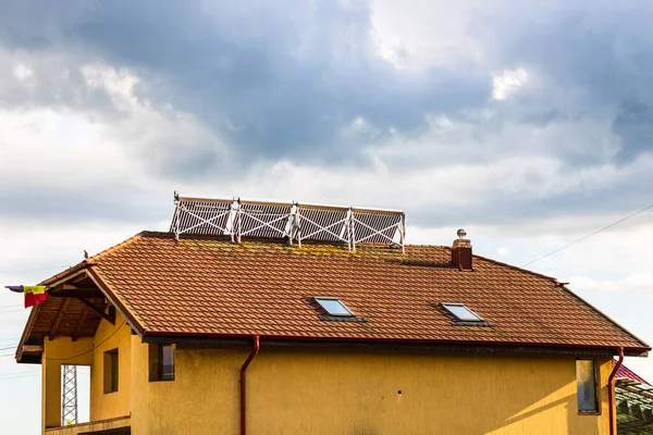 Solar Isıtıcısı Çatıda Sıcak Için Güneş Panelleri Çatıdaki Sistem — Stok fotoğraf