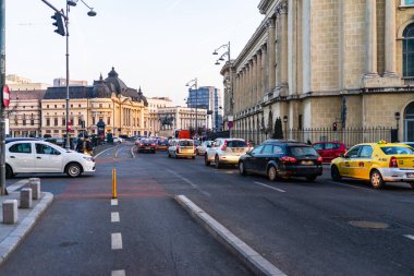 Şehrin şehir merkezinde trafik sıkışıklığında araba trafiği. Romanya 'nın başkenti Bükreş' te sabah ve akşam araba kirliliği, trafik sıkışıklığı