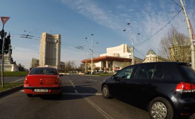 Coronavirüs salgınının yol açtığı değişimler ve komplikasyonlar kalabalığın olmadığı bir dünya, virüs sokakları boşaltıyor. Bükreş, Romanya, 2020 'de trafik sıkışıklığı, kirlilik yok, sokaklar bomboş.