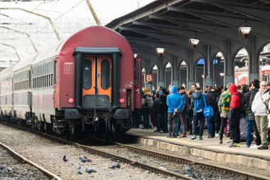 Bükreş 'teki Bükreş Kuzey Tren İstasyonu' nun (Gara de Nord Bükreş) tren peronunda tren bekleyen gezginler ve banliyö sakinleri, 2020