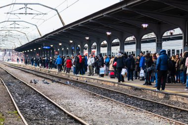 Bükreş 'teki Bükreş Kuzey Tren İstasyonu' nun (Gara de Nord Bükreş) tren peronunda tren bekleyen gezginler ve banliyö sakinleri, 2020