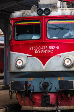 Coronavirus COVID-19 virüsünün neden olduğu değişiklikler ve komplikasyonlar, kalabalık olmayan dünya, boş tren platformu. Bükreş, Romanya, 2020 'deki Kuzey Tren İstasyonu' nda ne bir yolcu ne de bir yolcu var.