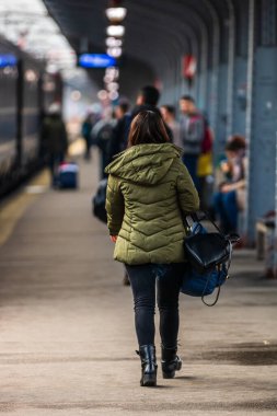 Romanya 'nın Bükreş kentindeki Bükreş Kuzey Demiryolu İstasyonu' nun (Gara de Nord Bükreş) tren peronunda bavul ve sırt çantası taşıyan gezginler ve banliyö yolcuları görülüyor.