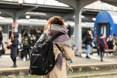 Romanya 'nın Bükreş kentindeki Bükreş Kuzey Demiryolu İstasyonu' nun (Gara de Nord Bükreş) tren peronunda bavul ve sırt çantası taşıyan gezginler ve banliyö yolcuları görülüyor.