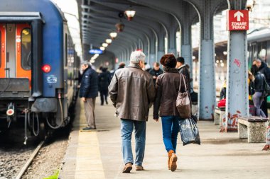 Romanya 'nın Bükreş kenti Bükreş kentindeki Bükreş Kuzey Tren İstasyonu' na (Gara de Nord Bükreş) giden bir çift görülüyor.