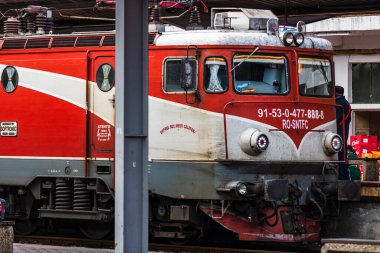 Coronavirus COVID-19 virüsünün neden olduğu değişiklikler ve komplikasyonlar, kalabalık olmayan dünya, boş tren platformu. Bükreş, Romanya, 2020 'deki Kuzey Tren İstasyonu' nda ne bir yolcu ne de bir yolcu var.