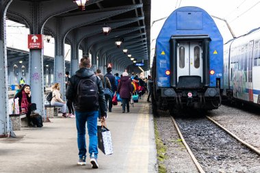 Bükreş 'teki Bükreş Kuzey Tren İstasyonu' nun (Gara de Nord Bükreş) tren peronunda tren bekleyen gezginler ve banliyö sakinleri, 2020