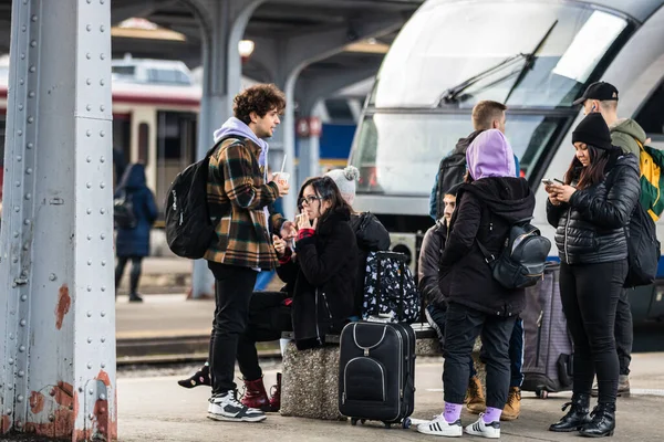Podróżni Dojeżdżający Pracy Czekają Pociąg Peronie Kolejowym Dworca Północnego Bukaresztu — Zdjęcie stockowe