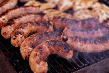 Kömür mangalında ızgara domuz eti ve sosis. Lezzetli barbekü, yemek konsepti, ızgaradaki yemek ve ızgaradaki yemeğin ayrıntıları.