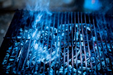 Açık ateşte yanan kömür ızgarası, seçici odaklı biftek hazırlama barbekü konseptine hazır..