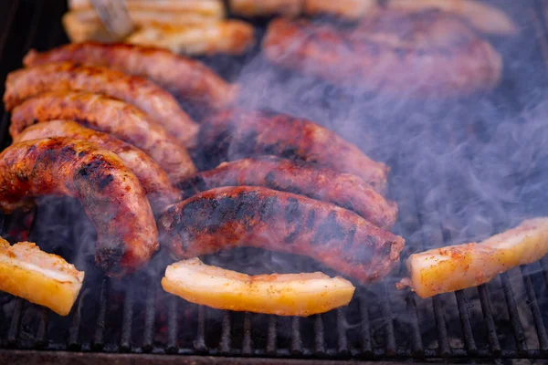 Préparation Viande Porc Saucisses Grillées Sur Barbecue Charbon Bois Vue — Photo