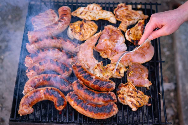 Het Bereiden Van Varkensvlees Worsten Gegrild Een Houtskoolbarbecue Top Uitzicht — Stockfoto