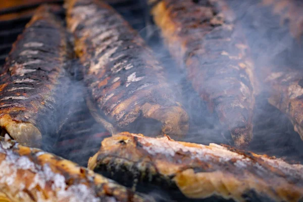 Gegrilde Vis Met Rook Een Houtskoolbarbecue Close Vis Grill — Stockfoto