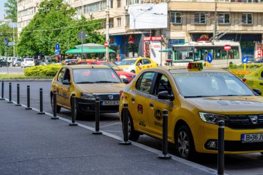 Romanya 'nın Bükreş kentindeki Kuzey Tren İstasyonu önünde müşterileri bekleyen taksi.