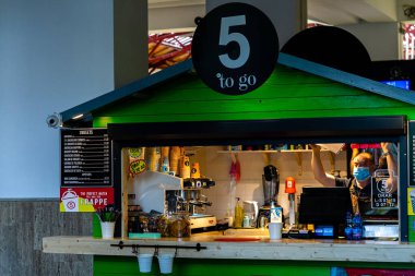 Bükreş, Romanya şehir merkezindeki kafe logosu ve dükkanına gitmek için 5 puan.