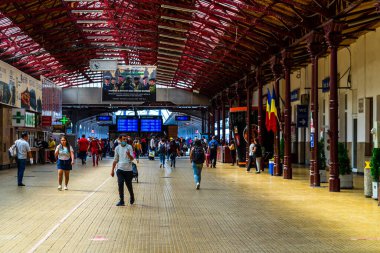 Bükreş 'teki ana tren istasyonundaki gezginler, Romanya' nın Bükreş kentindeki Kuzey Tren İstasyonu (Gara de Nord), 2020
