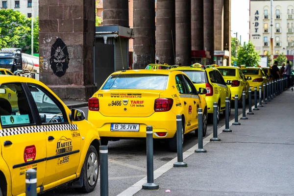 Taksówka Czeka Klientów Przed Dworcem Północnym Bukareszcie Rumunia 2020 — Zdjęcie stockowe