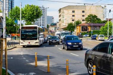 Trafik sıkışıkken kırmızı ışıkta durdu. Romanya 'nın başkenti Bükreş' te sabah ve akşam araba kirliliği, trafik sıkışıklığı