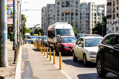 Trafik sıkışıkken kırmızı ışıkta durdu. Romanya 'nın başkenti Bükreş' te sabah ve akşam araba kirliliği, trafik sıkışıklığı