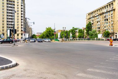 Trafik sıkışıkken kırmızı ışıkta durdu. Romanya 'nın başkenti Bükreş' te sabah ve akşam araba kirliliği, trafik sıkışıklığı