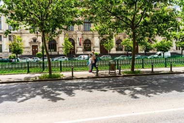 Romanya 'nın Bükreş kentinin boş sokaklarında yürüyen insanlar, 2020