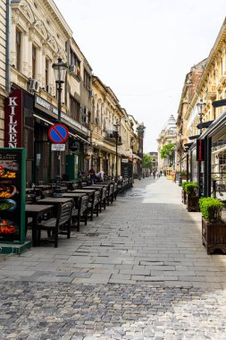 Eski Bükreş 'teki yerel restoranlarda dünya çapındaki koronavirüs salgını krizi nedeniyle boş masalar. Şehir merkezinde terk edilmiş, Bükreş, Romanya 'da bir bar bölgesi, 2020