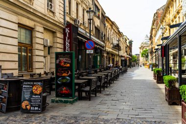 Eski Bükreş 'teki yerel restoranlarda dünya çapındaki koronavirüs salgını krizi nedeniyle boş masalar. Şehir merkezinde terk edilmiş, Bükreş, Romanya 'da bir bar bölgesi, 2020