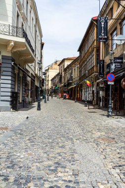 Eski Bükreş 'teki yerel restoranlarda dünya çapındaki koronavirüs salgını krizi nedeniyle boş masalar. Şehir merkezinde terk edilmiş, Bükreş, Romanya 'da bir bar bölgesi, 2020